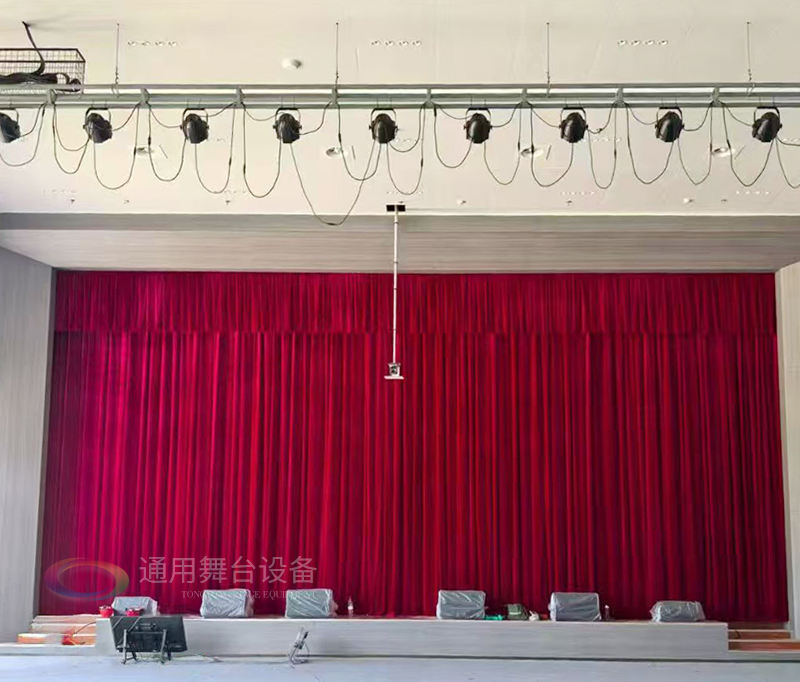 泰州通用舞臺(tái)設(shè)備有限公司舞臺(tái)電動(dòng)軌道、舞臺(tái)吊桿、金絲絨防火阻燃幕布定制