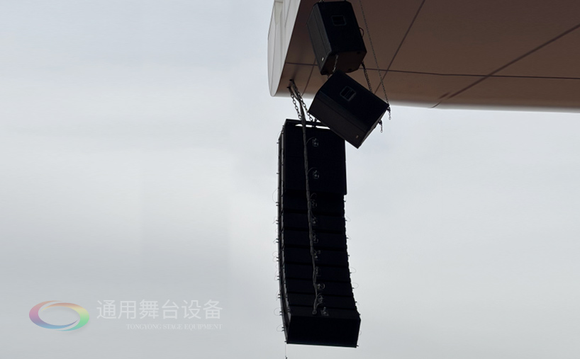 通用舞臺(tái)機(jī)械完成某高校體育場(chǎng)線陣列音箱、舞臺(tái)吊桿等設(shè)備架設(shè) 提升大型活動(dòng)視聽體驗(yàn)
