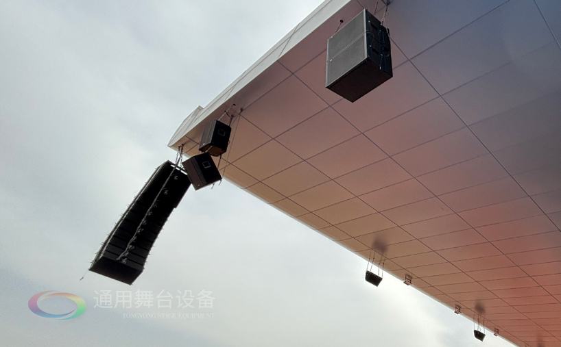 通用舞臺(tái)機(jī)械完成某高校體育場(chǎng)線陣列音箱、舞臺(tái)吊桿等設(shè)備架設(shè) 提升大型活動(dòng)視聽體驗(yàn)